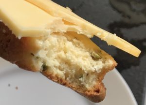 Een snee keto brood met kaas