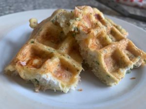 Chaffle met zalm en geitenkaas