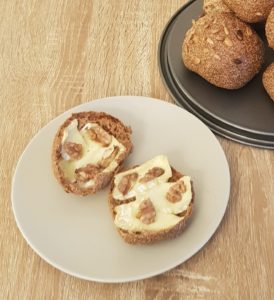 Keto Broodje met Brie en Walnoten