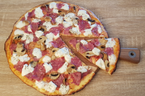 Keto Pizza met salami en champignons