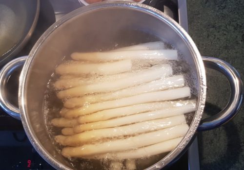 Boil the white asparagus spears