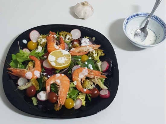 Koolhydraatarme en Keto Reuzengarnalen Salade met een Knoflook-Citroen Dressing